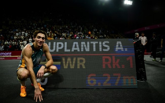 Armand Duplantis posa após quebrar novamente seu recorde mundial de salto com vara, alcançando 6,27 metros em Clermont-Ferrand (França), em 28 de fevereiro de 2025 Armand Duplantis posa após quebrar novamente seu recorde mundial de salto com vara, alcançando 6,27 metros em Clermont-Ferrand (França), em 28 de fevereiro de 2025