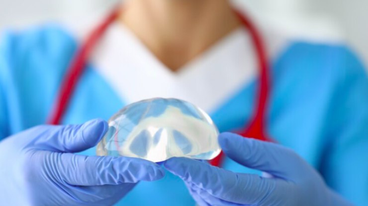 Cirurgião plástico dá dicas atualizadas sobre silicone para os seios