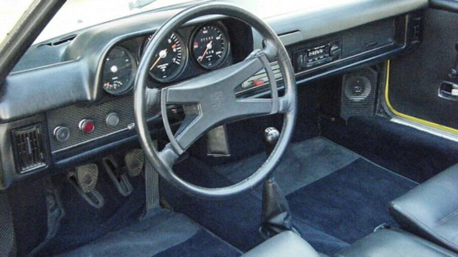 No interior do Porsche 914 alguns detalhes lembram os carros da VW, como botões e as maçanetas das portas