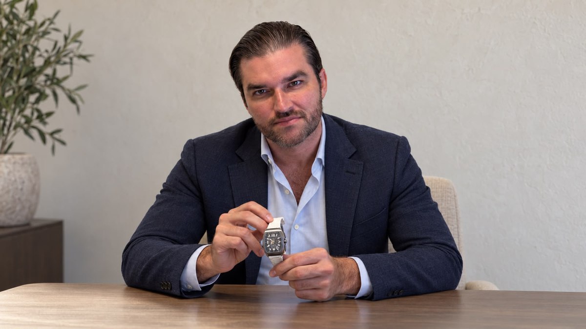 Renan Bastos explica por que algumas peças de luxo podem representar mais do que status no pulso. Renan Bastos explica por que algumas peças de luxo podem representar mais do que status no pulso.