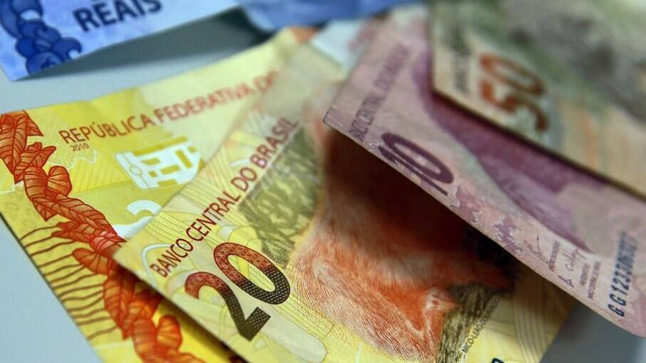 Salário mínimo no Brasil será de R$ 1.212 em 2022, mas alguns estados terão seus próprios pisos 