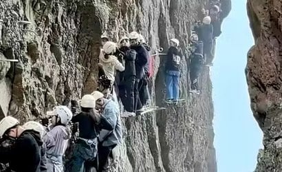 Turistas ficam presos em montanha gigante na China