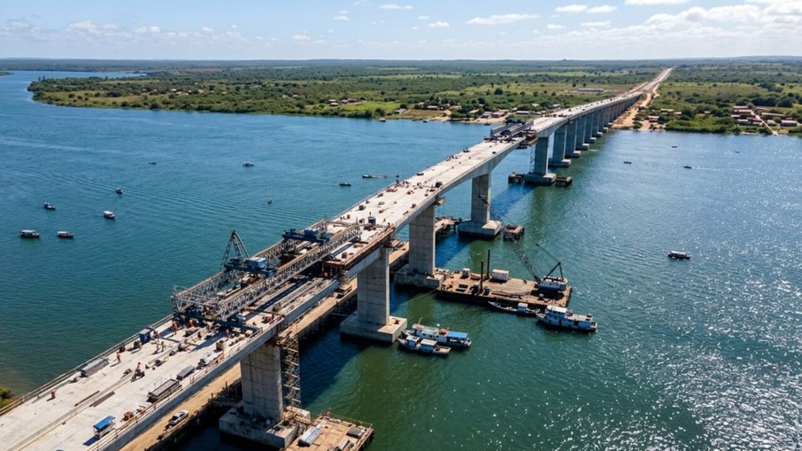 Ponte Penedo-Neópolis em construção sobre o Rio São Francisco Ponte Penedo-Neópolis em construção sobre o Rio São Francisco