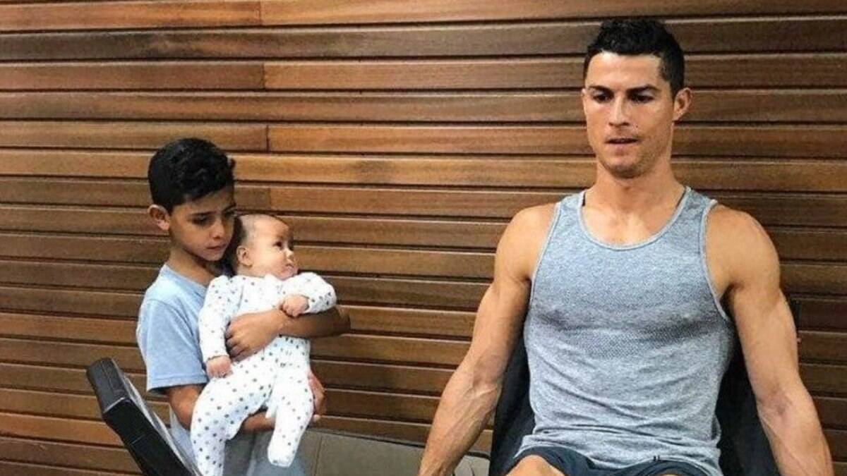 Cristiano Ronaldo proíbe filho de ter celular e explica motivo