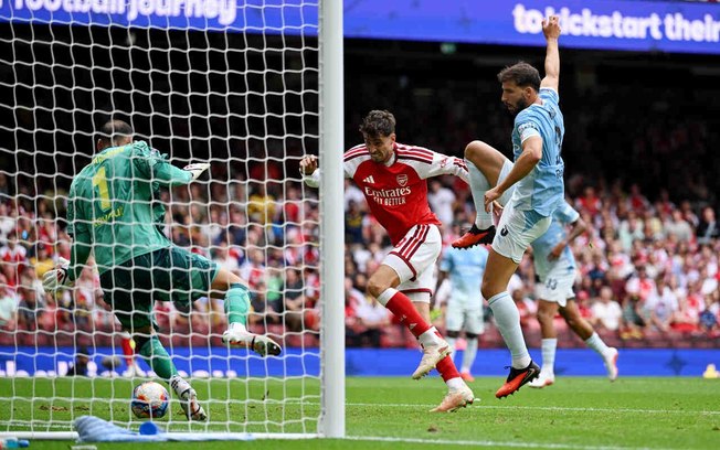 Havertz (esquerda) é celebrado apoós fazer o segundo gol do Arsenal sobre o City