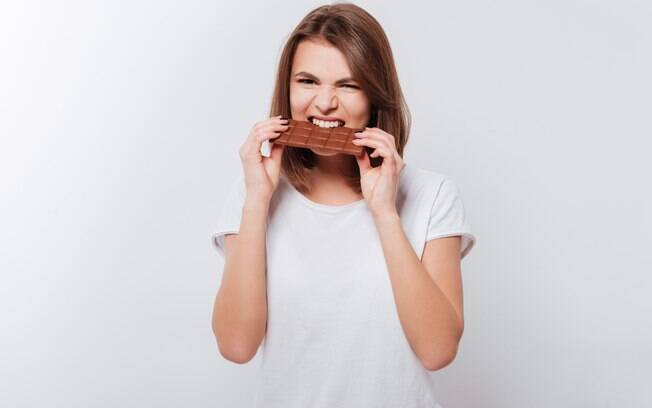 Pessoas costumam consumir cerca de 700 calorias/dia só comendo chocolates nesta época do ano, afirma especialista