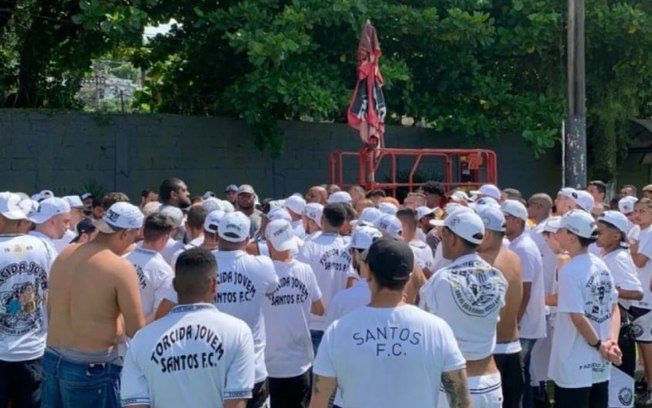 Torcedores do Santos protestaram no CT