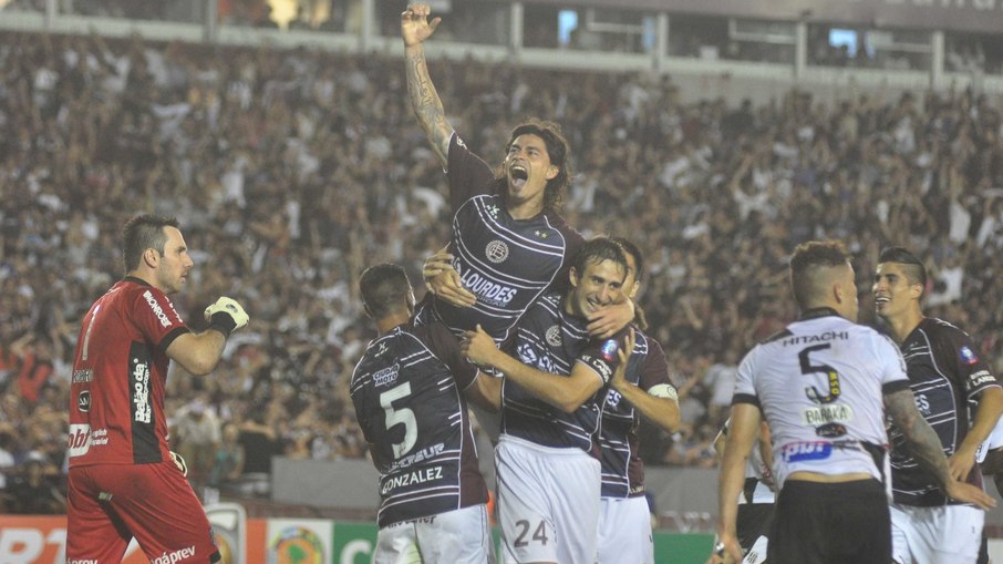 Lanús celebrando um gol sobre a Ponte Preta, na final da Copa Sul-Americana