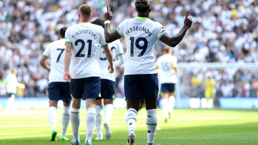 Tottenham goleia na estreia da Premier League