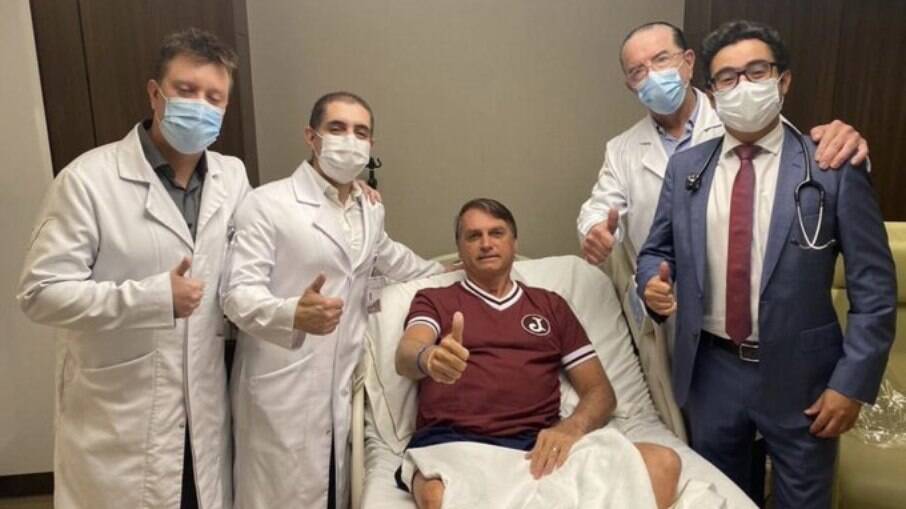  Bolsonaro e a equipe médica após alta hospitalar