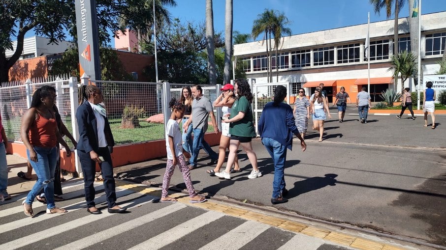 Eleitores votam no maior colégio eleitoral de Campinas, a Fac 3