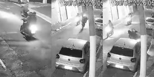 Vídeo: motociclista empinando bate em carro ao perder o controle