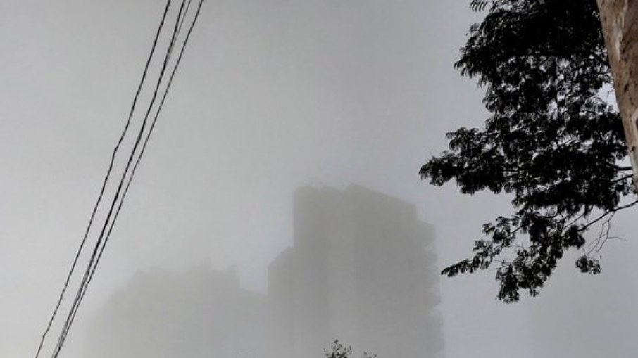 Forte nevoeiro atingiu a cidade de São Paulo hoje