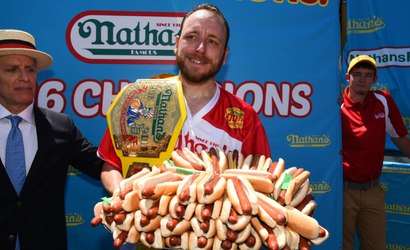 VÍDEO: homem come 70 cachorros-quentes em 10 minutos