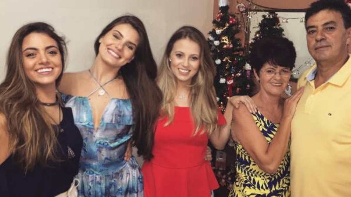 Camila ao lado das irmãs, Melina e Caroline, e dos pais; Márcio e Eliane Tavares.