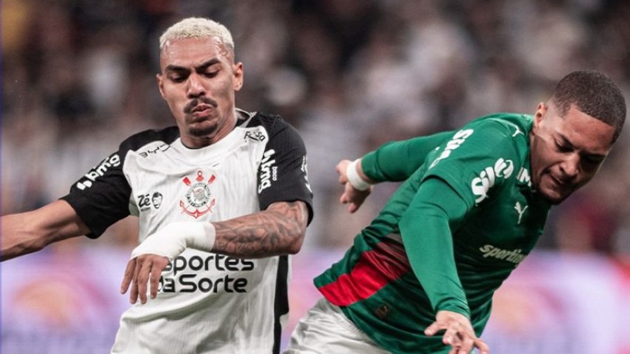 Matheusinho e Vitor Roque disputam a bola no Dérbi