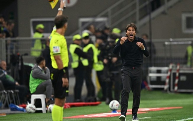 O técnico do Napoli, Antonio Conte, durante jogo contra o Milan pelo Campeonato Italiano