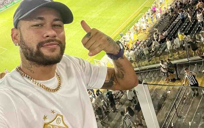 Neymar esteve na Vila Belmiro e viu de perto a vitória do Santos sobre o Corinthians - Foto: Divulgação/Santos