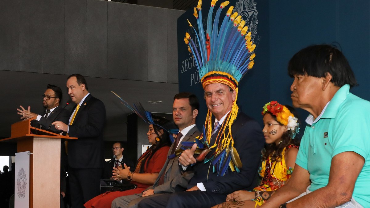 Em março, Bolsonaro recebeu a Medalha do Mérito Indigenista