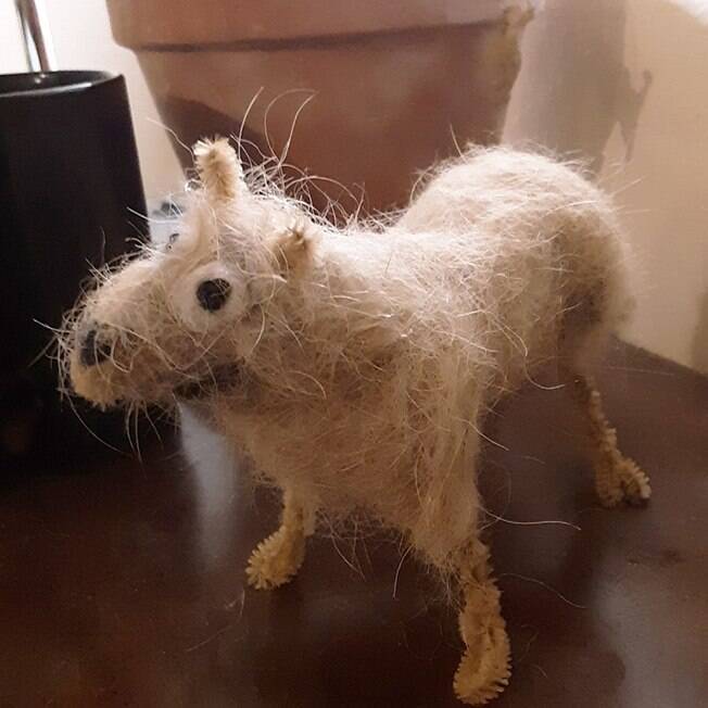 Bicho de pelúcia feito com pelo de cadela