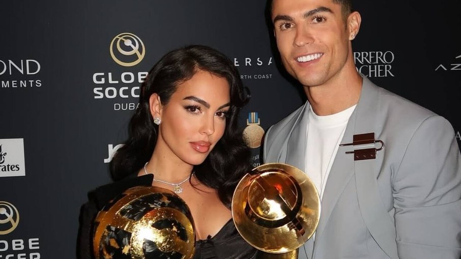 Georgina ao lado de Cristiano Ronaldo durante o Globe Soccer Awards Georgina ao lado de Cristiano Ronaldo durante o Globe Soccer Awards