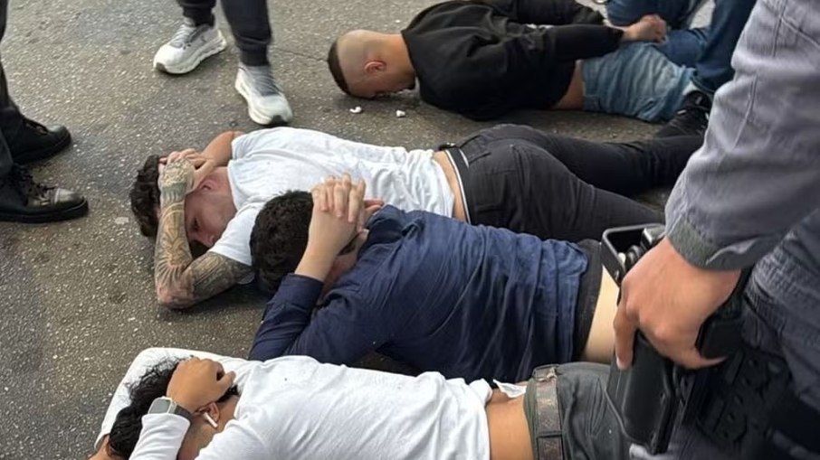 Momento em que os quatro suspeitos são detidos, em Moema, na capital paulista Momento em que os quatro suspeitos são detidos, em Moema, na capital paulista