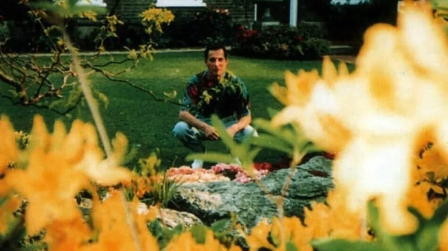  As fotos de Freddie Mercury foram tiradas no jardim de casa
