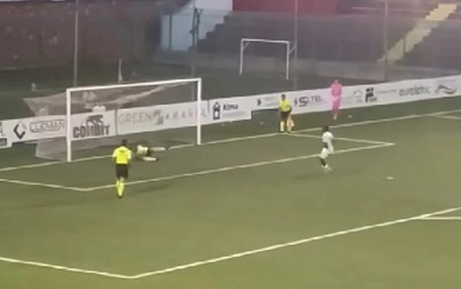 Jogadores do Sarnese comemoram a vitória nos pênaltis sobre a Ebolitana 