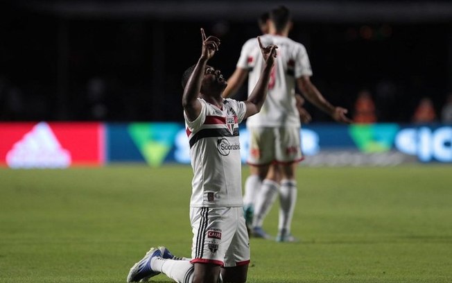 Nikão sofre com falta de sequência no São Paulo e frustra expectativas no clube