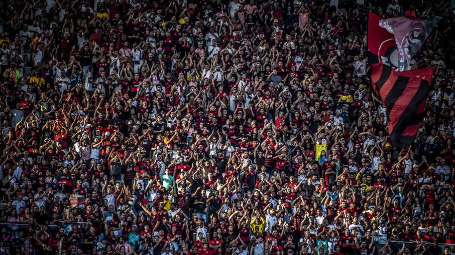 Flamengo é multado por conta de fumaça de festa e sinalizadores Flamengo é multado por conta de fumaça de festa e sinalizadores