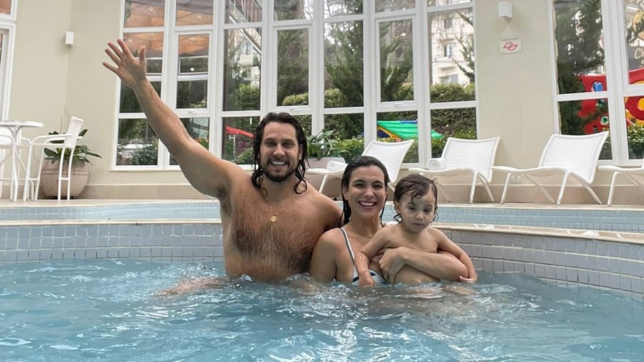 Elieser Ambrosio, Kamilla Salgado e Bento se divertem na piscina do hotel