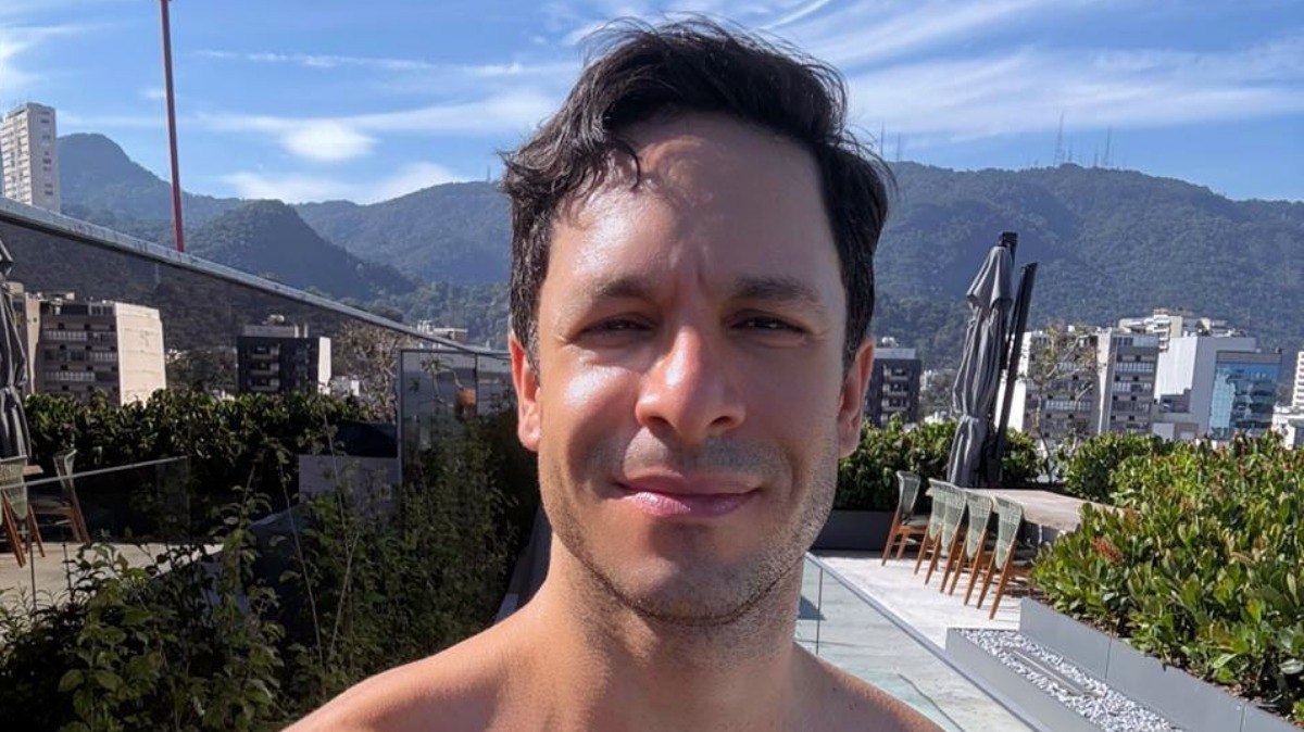 Rainer%20Cadete%20posa%20sem%20roupas%20e%20f%C3%A3s%20reagem