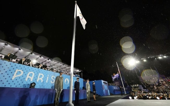 A Bandeira Olímpica é hasteada na Place du Trocadéro durante a cerimônia de abertura dos Jogos Olímpicos de Paris-2024, em 26 de julho.