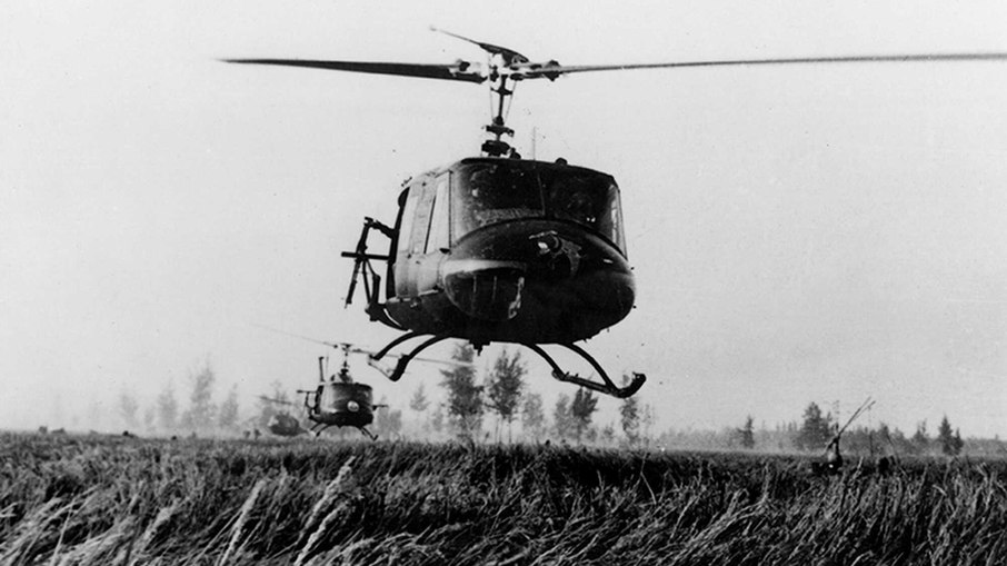 Helicópteros pousam em My Lai.