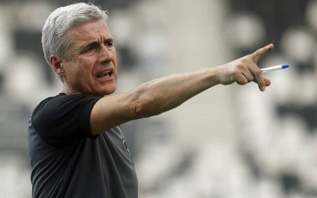 Com meta de 30 jogadores no elenco, Luís Castro já visa criação de 'Botafogo B' no curto prazo