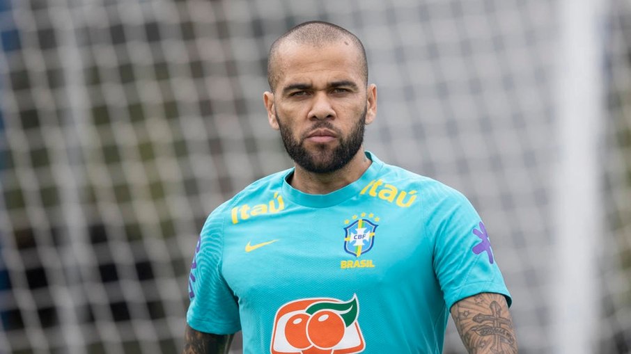 Daniel Alves é convocado lesionado