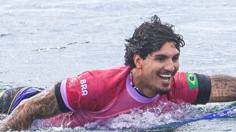 Medina supera João Chianca e se classifica para semifinal olímpica no surfe