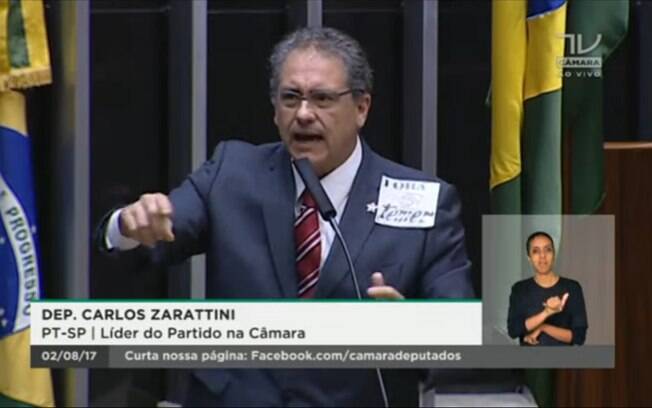 Deputado Carlos Zarattini em pronunciamento no plenário da Câmara durante discussão sobre a votação de denúncia contra Michel Temer