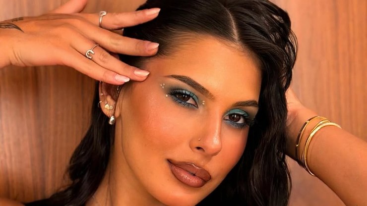 Ana Castela se arrisca como blogueira em tutorial de maquiagem