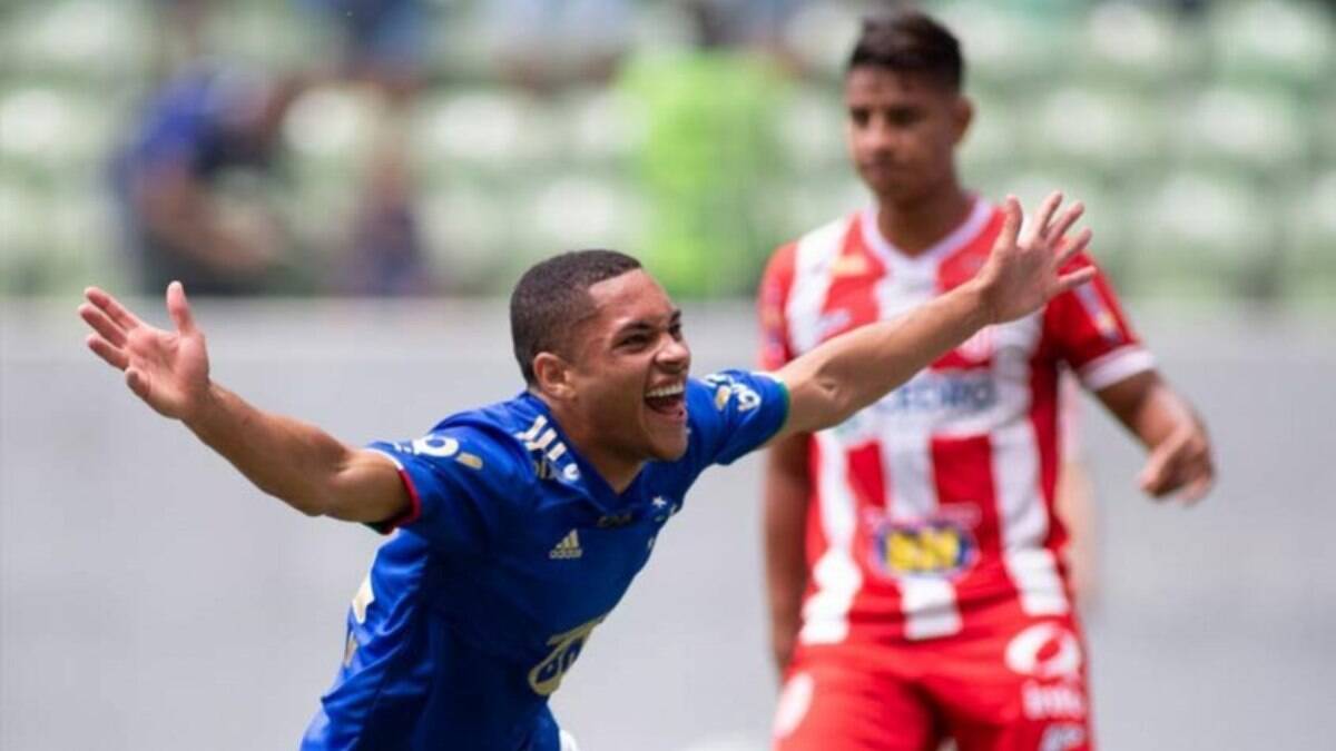 Vitor Roque vira 'xodó' da torcida e ganha espaço no Cruzeiro