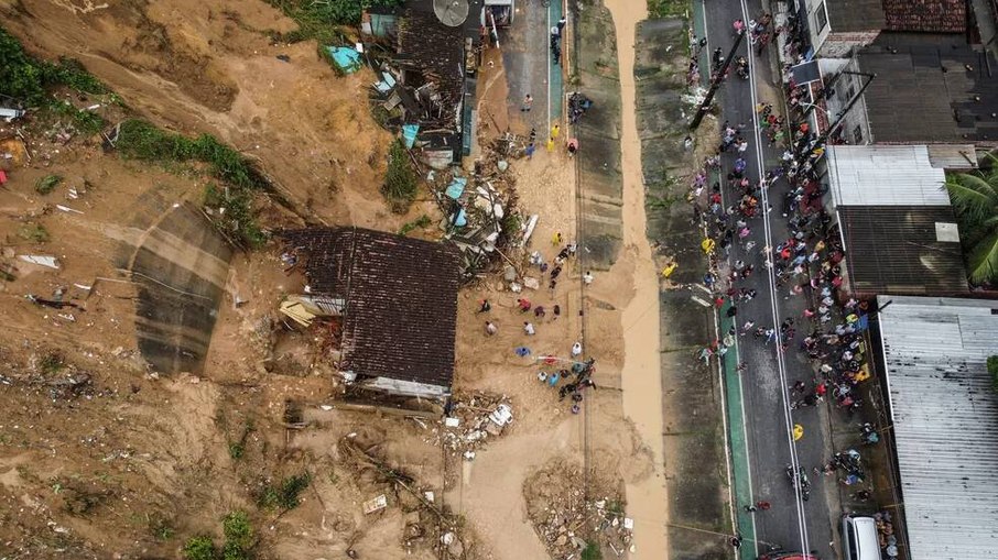 Vista aérea mostra deslizamentos de terra causados por fortes chuvas na comunidade Jardim Monte Verde, em Recife