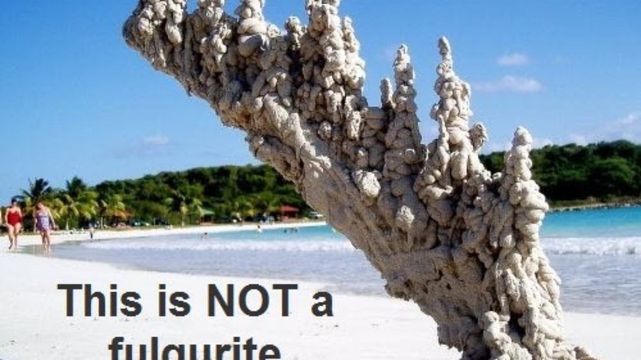 Isso NÃO é um fulgurito. Trata-se de uma escultura de areia. 