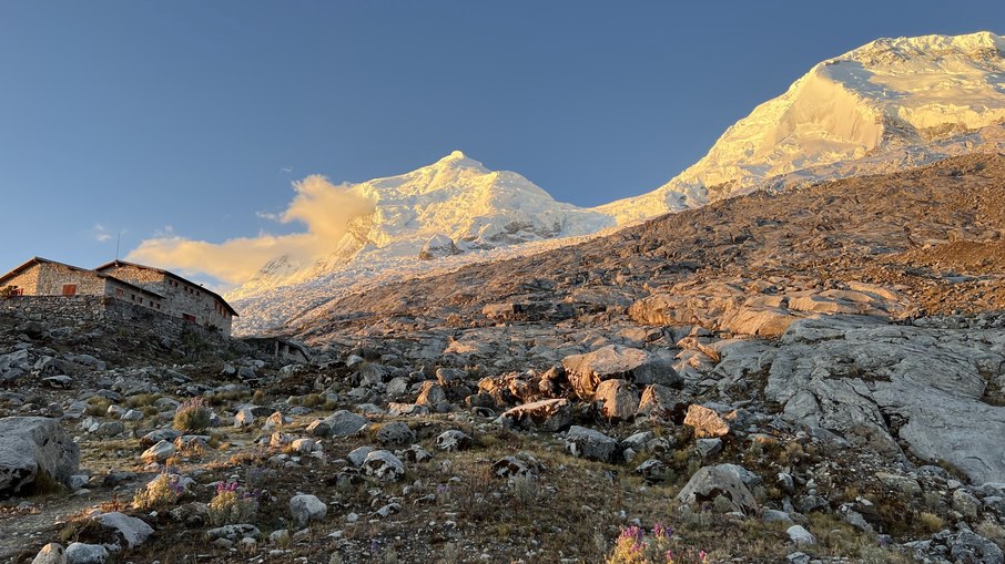 O refugio do Huascarán com a montanha ao fundo