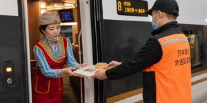 Na China, comida pode ser entregue direto no seu assento no trem