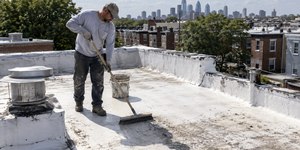Cidade pinta de branco telhados de casas e calor cai pela metade