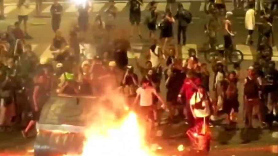 Protestantes colocaram fogo em colchões e lixeiras próximo ao Congresso da Argentina