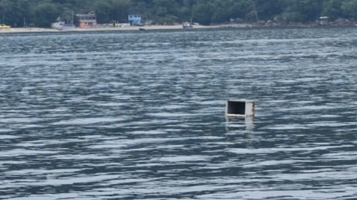 Objeto seguiu sem rumo causando perigo aos banhistas e navegantes