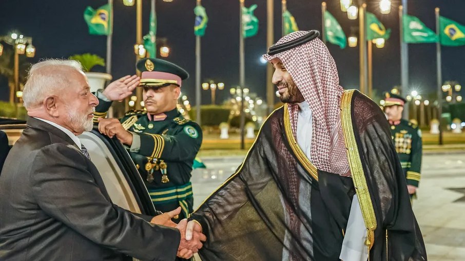 Lula cumprimentando com príncipe herdeiro da Arábia Saudita, Mohammad bin Salman