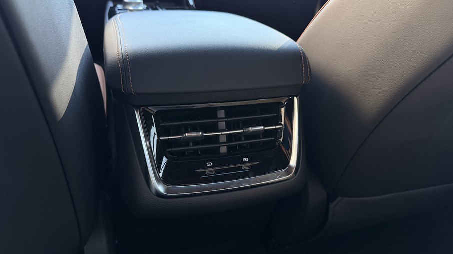 Banco traseiro do Ford Territory Titanium 2026 tem saídas de ar-condicionado e entradas USB-C