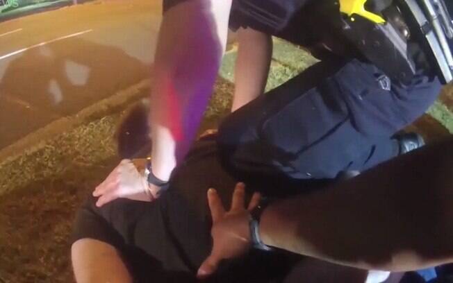 Vídeo flagrou policiais tirando sarro de homem enquanto ele agonizava até a morte